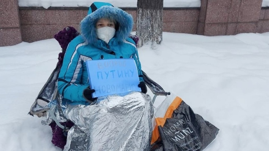 «Уеду отсюда на скорой помощи»: обманутая дольщица объявила бессрочную голодовку в центре Новосибирска