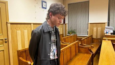 Три уголовных дела возбудили против певца Шарлота, который сжёг паспорт РФ