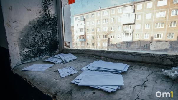 В Омске трубу отопления проложили прямо по асфальту