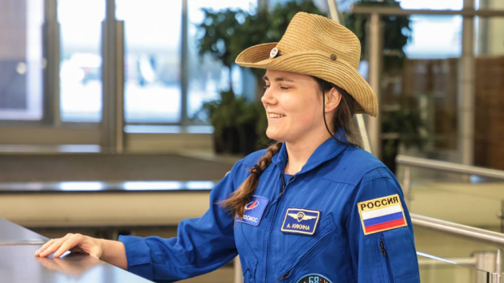 Новосибирский космонавт Анна Кикина раскрыла историю ковбойской шляпы, в которой она вернулась из США