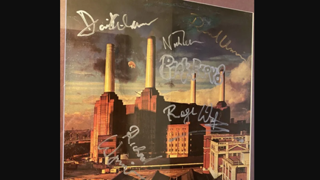 В Омске за 150 тысяч продают автограф участников группы «Pink Floyd»