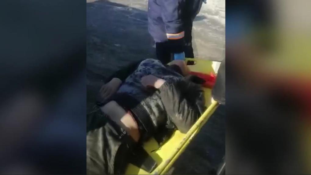 Мужчину без сознания спасли из наполненного водой оврага в Новосибирске