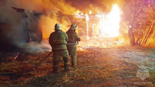 Под Тарой в ярком пламени сгорело заброшенное здание