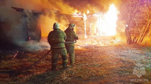 Под Тарой в ярком пламени сгорело заброшенное здание