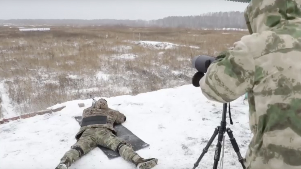 Мобилизованные снайперы из отряда «Отважные» проходят боевую подготовку в Новосибирской области. Видео