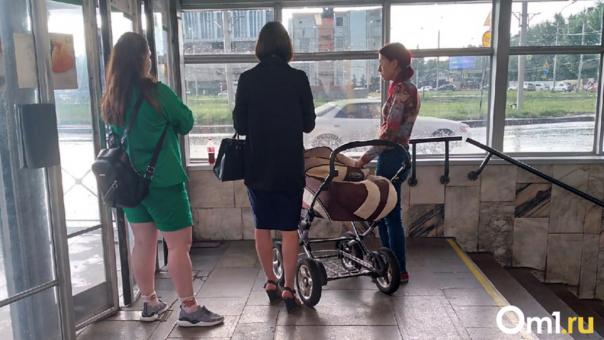 Исчезла в неизвестном направлении: мать-попрошайку из Новосибирска выселили из дома