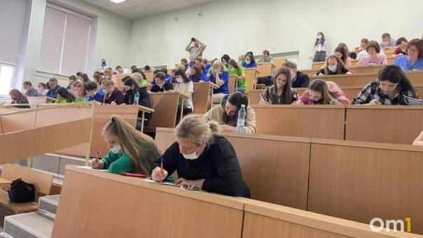 Омск вышел в финал в борьбе за звание столицы Тотального диктанта