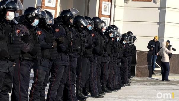 Двое омичей пытались поджечь автозак в центре Москвы