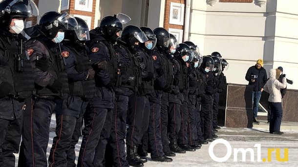 Двое омичей пытались поджечь автозак в центре Москвы