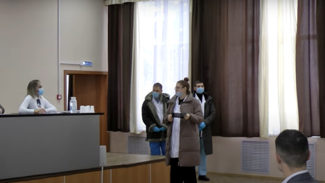 Неадекватно ведёт себя? Новосибирского депутата чуть не забрали в психдиспансер во время заседания. ВИДЕО