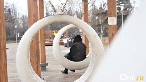 На площади у Омского музыкального театра убрали качели, которые испортили вандалы