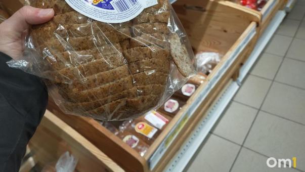 В омских магазинах начали продавать по три кусочка хлеба