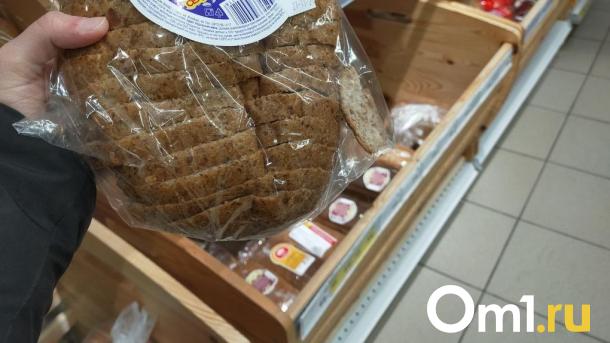 В омских магазинах начали продавать по три кусочка хлеба