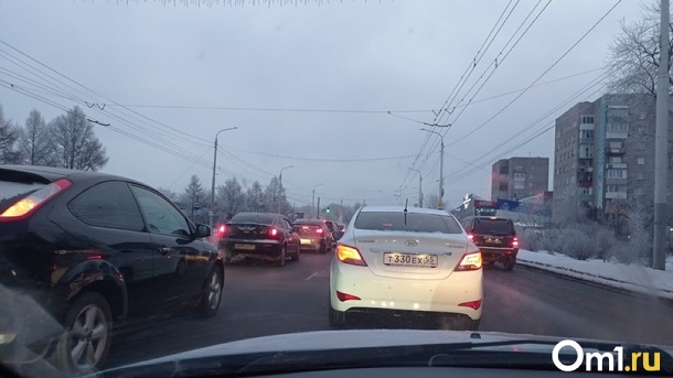 Омичи потребовали от ГИБДД разобраться с вечерней пробкой на улице Фрунзе