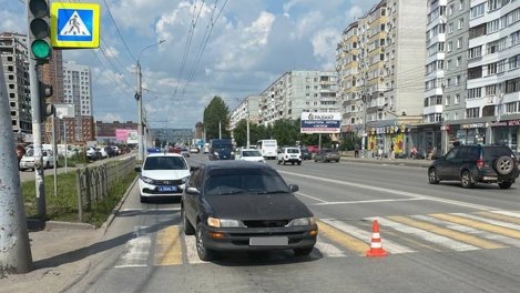 В Омске на улице 70 лет Октября у торгового центра сбили подростка