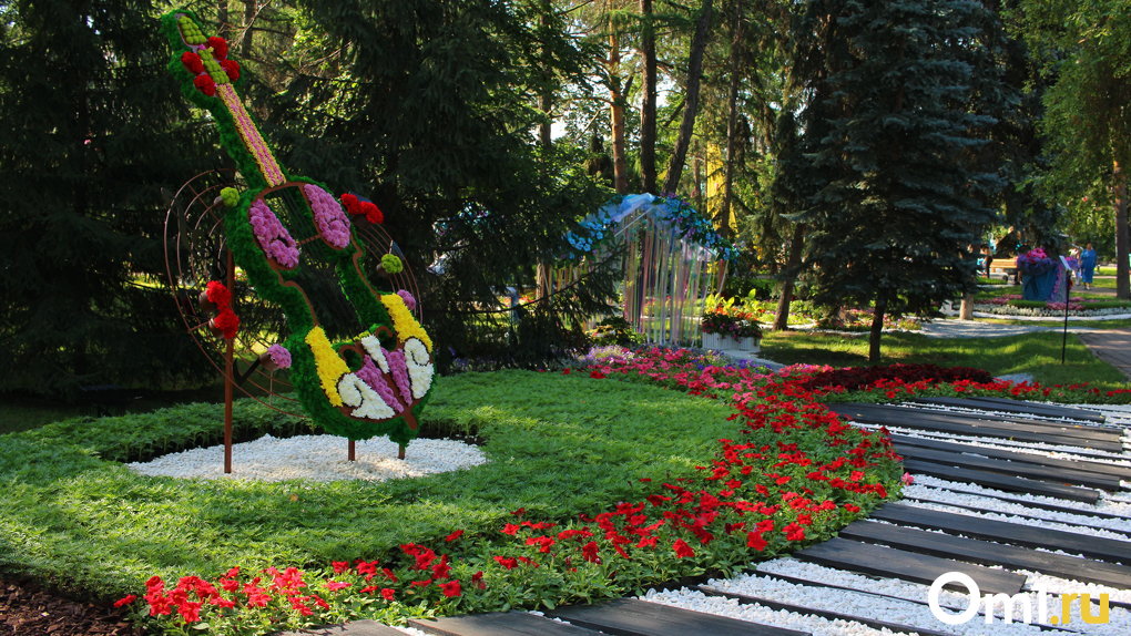 Огромное розовое дерево и иностранные гости: в Омске открылась «Флора»
