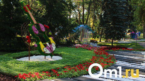 Огромное розовое дерево и иностранные гости: в Омске открылась «Флора»