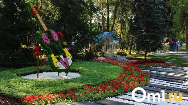 Огромное розовое дерево и иностранные гости: в Омске открылась «Флора»