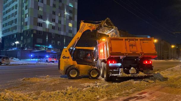 Снегоуборочная техника активно работает на улицах Новосибирска