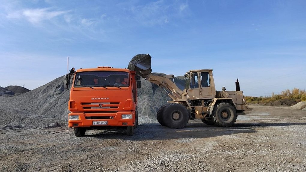 Омские водители крупногабаритной техники участвовали в соревнованиях на время