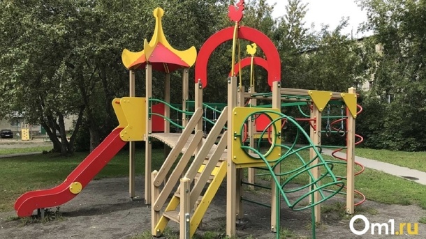 Новосибирцы хотят пожаловаться Владимиру Путину на бомжа в палатке на детской площадке