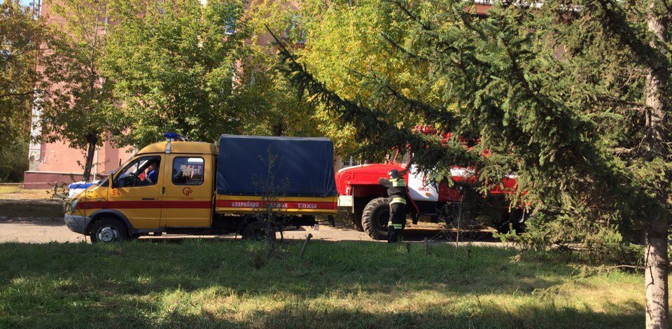 В гимназии №84 Омска проведена срочная эвакуация: в соседнем здании возможна бомба