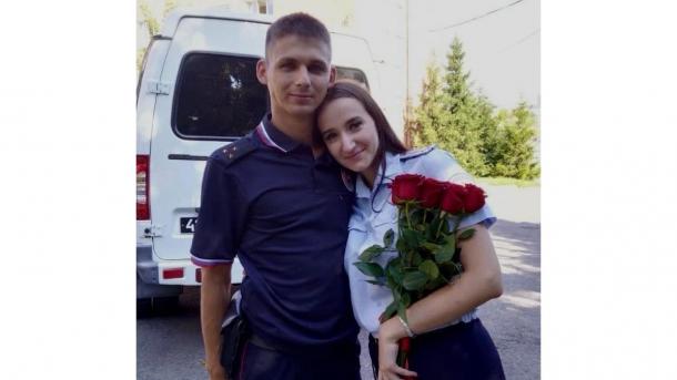 Омский полицейский сделал предложение на глазах у коллег