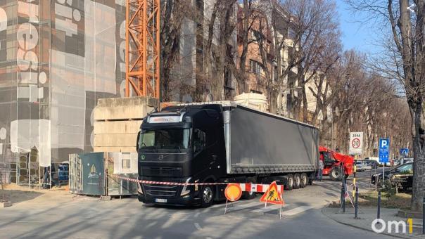 Запретить проезд грузовиков по Омску не получится. Власти решили пойти другим путём