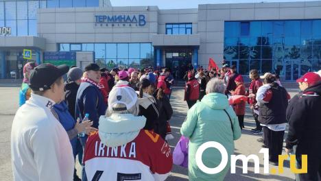 Эмоции на высоте: хоккеистов «Авангарда» встретили поклонники в аэропорту
