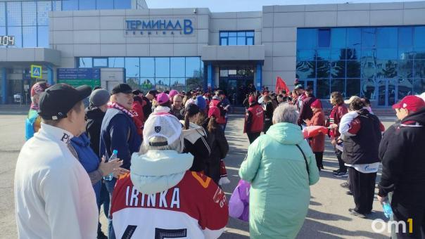 Эмоции на высоте: хоккеистов «Авангарда» встретили поклонники в аэропорту