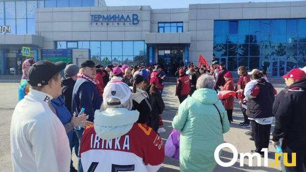 Эмоции на высоте: хоккеистов «Авангарда» встретили поклонники в аэропорту