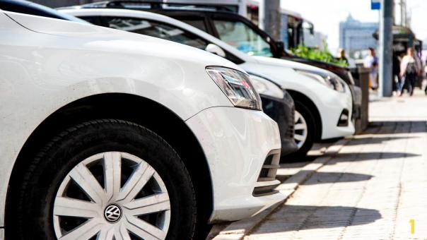 Количество отечественных машин сокращается на авторынке в Омской области