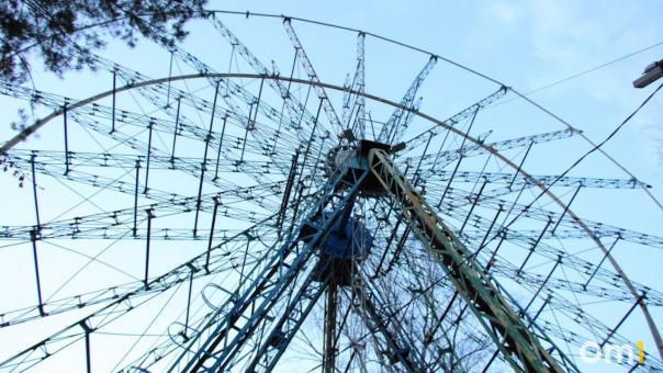 В Омске начали разбирать старое колесо обозрения в Парке культуры и отдыха