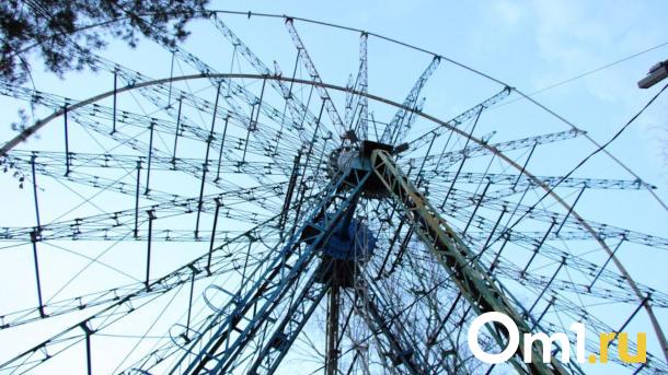 В Омске начали разбирать старое колесо обозрения в Парке культуры и отдыха