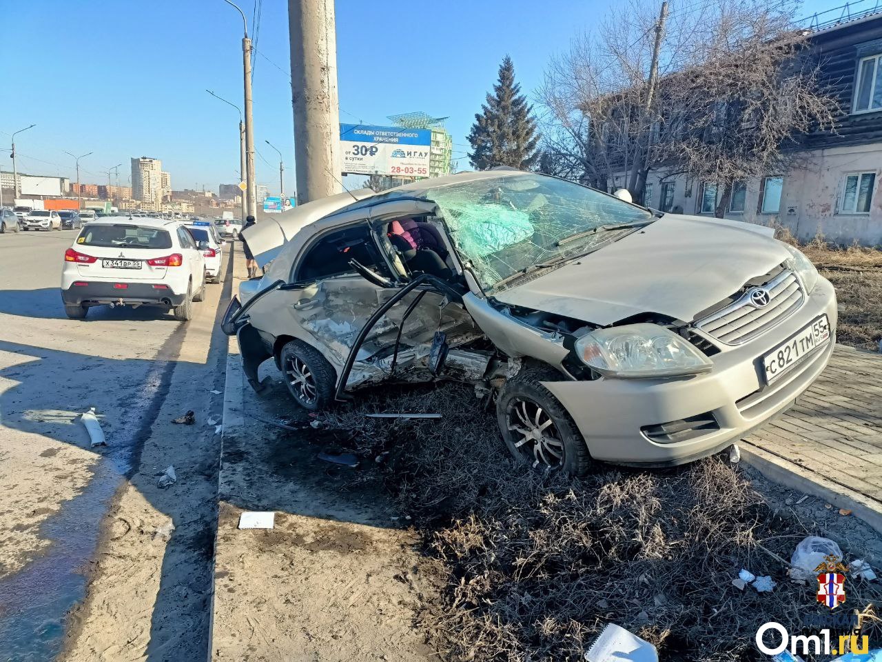 Машины «всмятку»: в центре Омск из-за жуткого ДТП пострадали два человека |  06.04.2023 | Омск - БезФормата