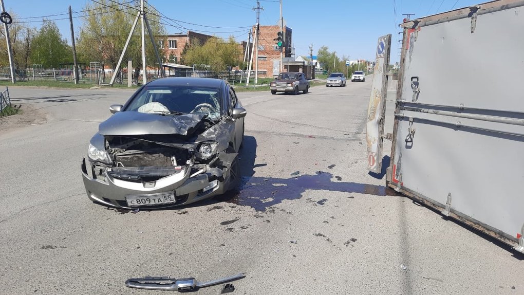 Под Омском произошло ДТП, где пострадала женщина с двумя маленькими детьми