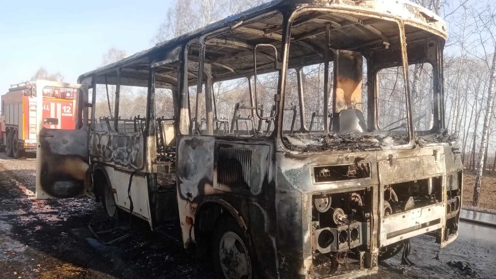 На трассе в Новосибирской области сгорел пассажирский автобус