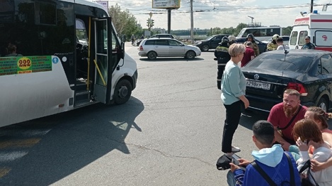 Маршрутка с пассажирами сбила трёх школьников в центре Омска