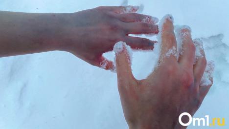 Синяя кожа и покалывание: как омичу распознать опасное обморожение?