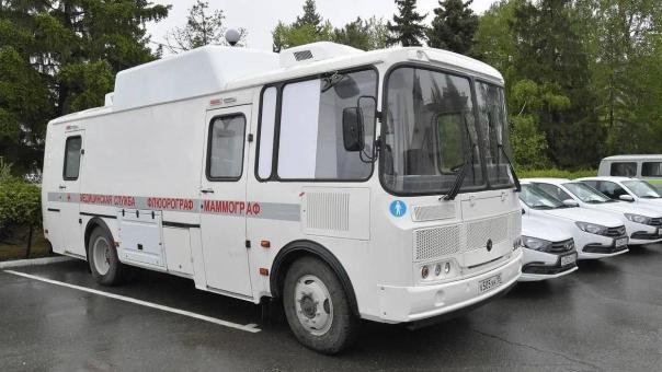 Автопарк районных больниц Омской области пополнился новыми автомобилями