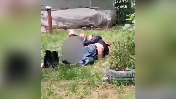Мастурбация рядом со школой: двое бездомных новосибирцев прилюдно устроили сексуальные игры. ВИДЕО