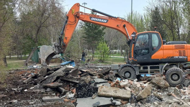 В Новосибирске сносят аварийный общественный туалет около Монумента Славы