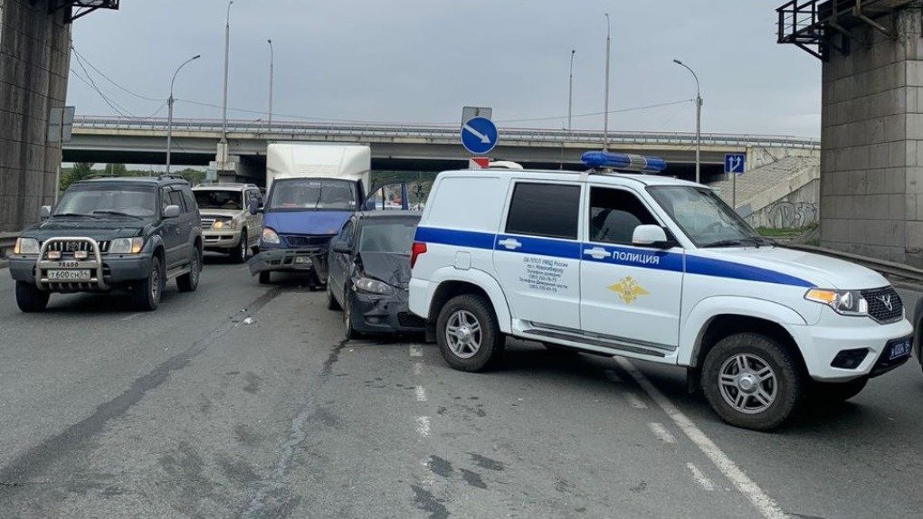 Полицейский автомобиль попал в ДТП на Бердском шоссе в Новосибирске