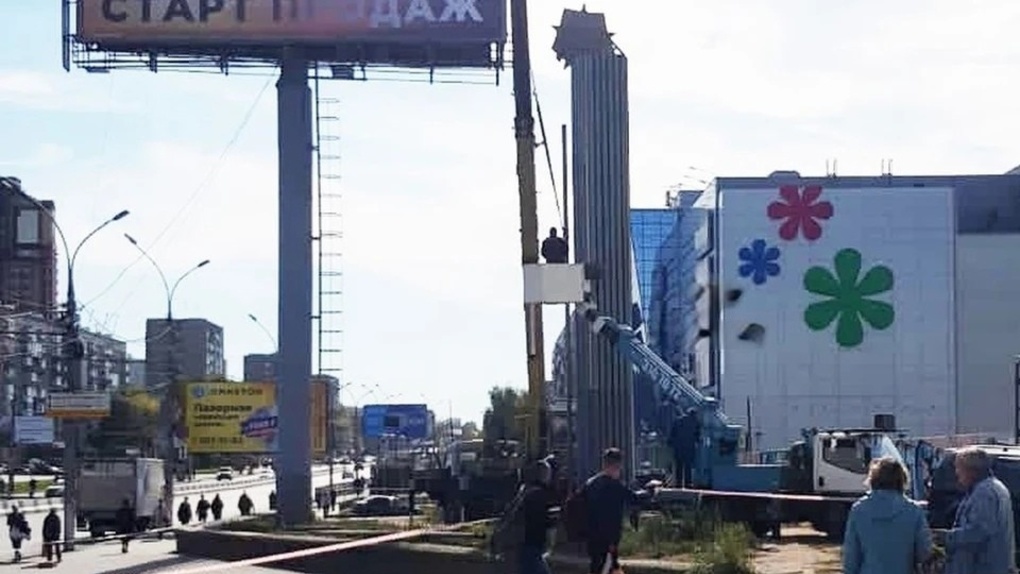 Демонтированную стелу в честь Героев ВОВ вернули на место у ТРЦ Ройял Парк в Новосибирске