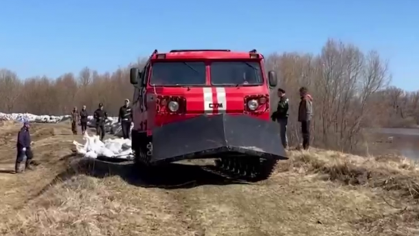 В Омской области начали возводить дамбу, чтобы спастись от паводка