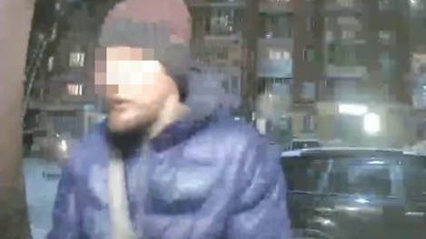 Домогается девочек в подъезде? Новосибирцев шокировали новостью о педофиле