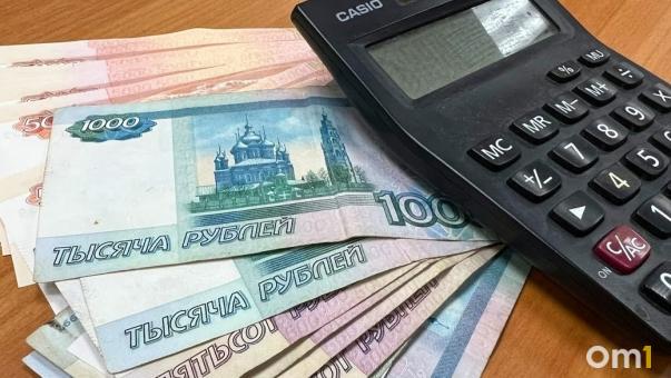 В Омске водитель хотел стать акционером нефтяной компании, но его обманул «куратор»