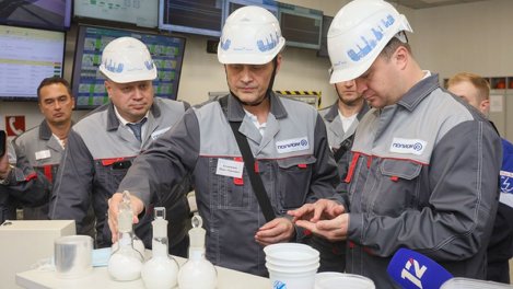 Глава Омской области оценил проекты технологического развития «Полиома»