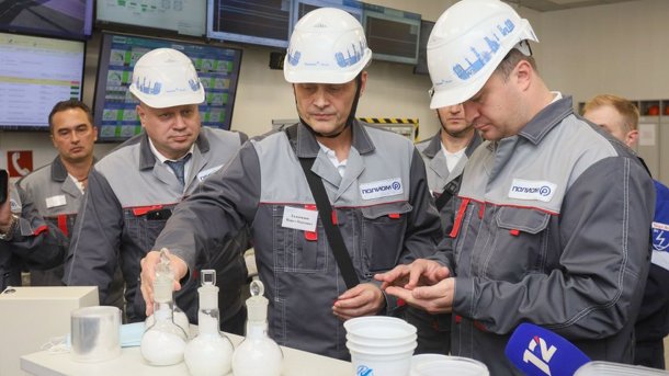 Глава Омской области оценил проекты технологического развития «Полиома»