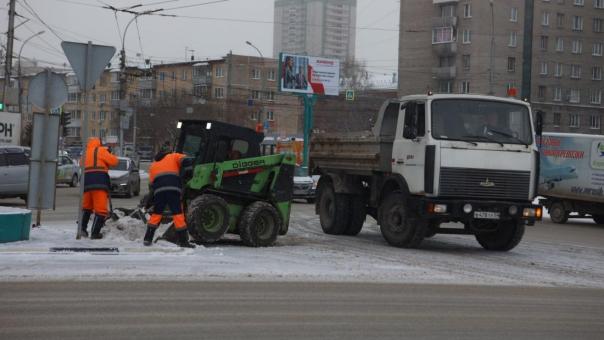 Дорожные рабочие вышли на уборку 21 улицы Новосибирска